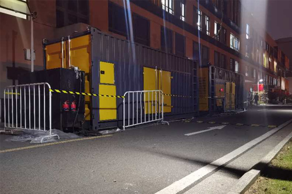 青浦柴油发电机组的输出电压是如何调节的？