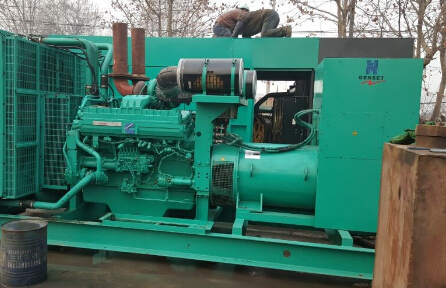 青浦发电机组如何判断水冷式机油散热器内部是否需要清洗？